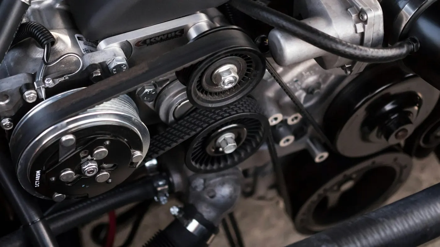 Detalle de correas y poleas de un motor